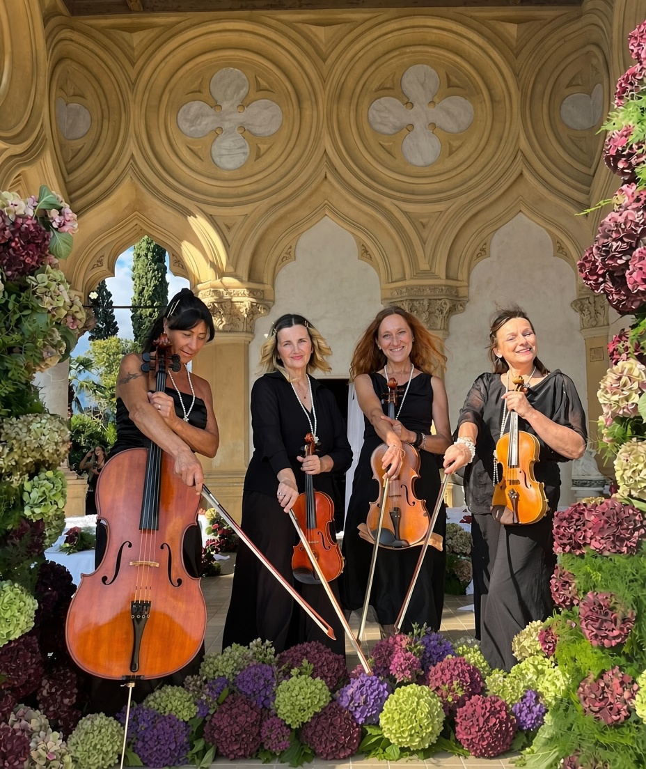 Le musiciste del Golden Bow Ensemble in una cornice floreale per un evento luxury