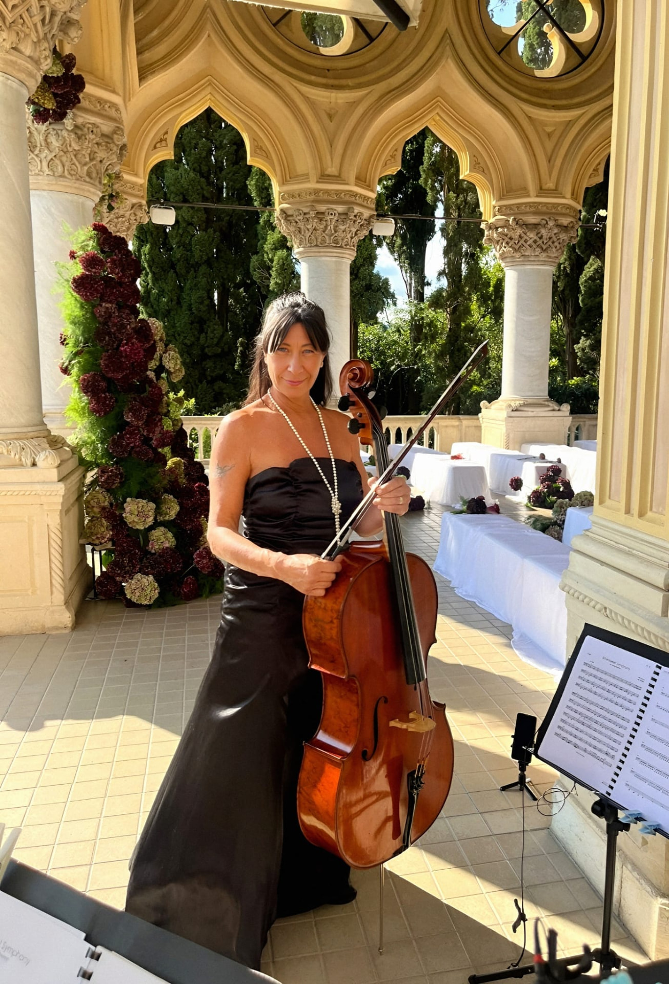 Ilaria Giorgi con il violoncello durante un evento esclusivo