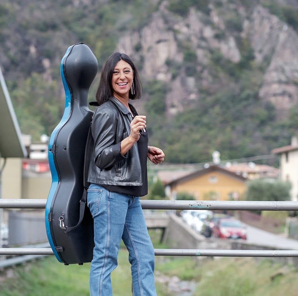 Ilaria Giorgi, violoncellista per matrimoni ed eventi, con il violoncello in montagna